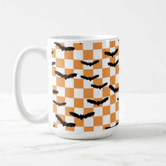 Moderne Halloween Spookobas Orange Checkerboard Kaffeetasse (Links)