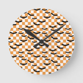 Moderne Halloween Spookobas Orange Checkerboard Runde Wanduhr