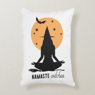 Moderne Halloween-Yoga-Hexe Dekokissen