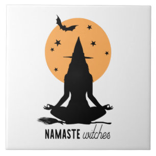 Moderne Halloween-Yoga-Hexe Fliese