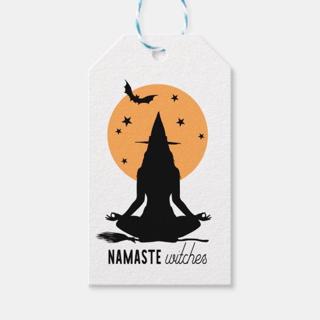 Moderne Halloween-Yoga-Hexe Geschenkanhänger (Vorderseite)