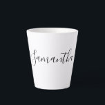 Moderne handgeschriebene Skripttypografie Milchtasse<br><div class="desc">Eine ungewöhnliche moderne Tasse mit trendigen Schriftzeichen. Fügen Sie Ihren eigenen Namen hinzu. Wenn Sie es vorziehen, aus vielen anderen Schriften zu wählen.</div>