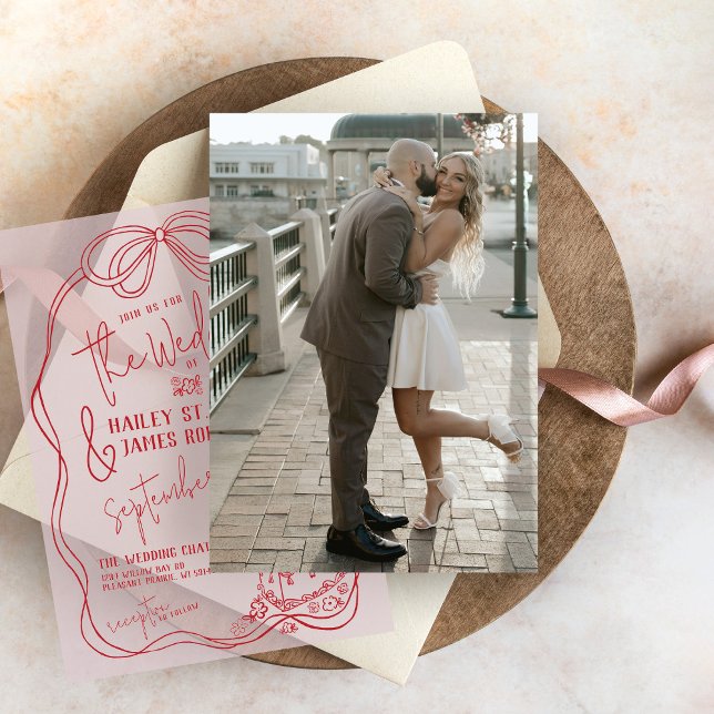 Moderne handgezeichnete Bow-Foto-Hochzeit Einladung (Simple wedding invitation photo underlay card for modern whimsical pink and red bow vellum overlay)