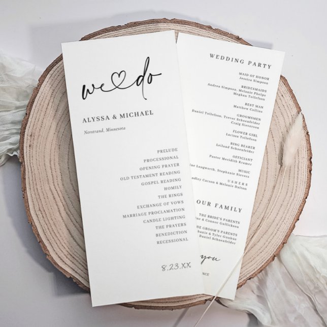 Moderne Handschrift Einfaches Herz machen wir Hoch Programm (Modern black and white wedding program with elegant handwritten script and minimalist design)