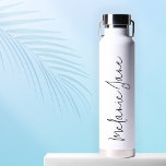 Moderne Handschrift White Wedding Water Flasche Ge<br><div class="desc">Moderne Handschrift White Wedding Water Flasche Geschenk. Persönlich gestalten Sie diese stilvolle Wasserflasche mit Ihrem individuelle Name.</div>