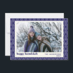 Moderne Hanukkah Star Line Muster Blue Foto Card Feiertagskarte<br><div class="desc">Wünschen Sie Freunde und Familie eine Happy Hanukkah mit dieser einfachen Karte mit einem modernen jüdischen Sternmuster in lebendiges Blau und Weiß,  personalisiert mit Ihrem Foto,  Gruß und Namen.</div>