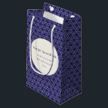 Moderne Hanukkah Star Lines Elegantes Blue Custom Kleine Geschenktüte<br><div class="desc">Wünschen Sie Freunde und Familie eine Happy Hanukkah mit dieser eleganten Geschenktasche,  die ein modernes jüdisches Sternmuster in kräftigem Blau und Weiß aufweist,  personalisiert mit Ihrem Foto,  Gruß und Namen.</div>