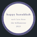 Moderne Hanukkah Star Lines Elegantes Blue Custom Runder Aufkleber<br><div class="desc">Schicken Sie Ihre Hanukah-Wünsche stilvoll mit diesem eleganten Aufkleber mit einem modernen jüdischen Sternmuster in lebendigem Blau und Weiß. Personalisiert mit Ihrem Foto,  Gruß und Namen,  ist es die perfekte festliche Touch für Geschenke,  Umschläge oder Gastgeschenke,  um die Freude der Saison mit Freunden und Familie zu teilen.</div>