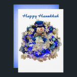 Moderne Hanukkah Star von David Snowman Wreath Feiertagskarte<br><div class="desc">Feiern Sie die jüdischen Feiertage mit dieser schönen und einzigartigen Grußkarte. Was für eine schöne Karte, um Ihre Freunde und Familie während des Festivals der Lichter zu segnen. Dieses moderne Design zeichnet sich durch einen glücklichen Schneemann aus, der einen blauen Samthut mit einem David-Stern auf der Brille, Ohrmuffs, Milben und...</div>