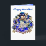 Moderne Hanukkah Star von David Snowman Wreath Feiertagskarte<br><div class="desc">Feiern Sie die jüdischen Feiertage mit dieser schönen und einzigartigen Grußkarte. Was für eine schöne Karte, um Ihre Freunde und Familie während des Festivals der Lichter zu segnen. Dieses moderne Design zeichnet sich durch einen glücklichen Schneemann aus, der einen blauen Samthut mit einem David-Stern auf der Brille, Ohrmuffs, Milben und...</div>