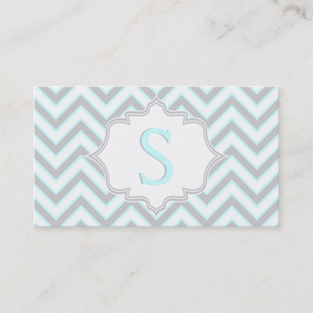 Moderne hellblaue, graue Chevron-Monogramm Visitenkarte (Vorderseite)
