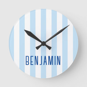 Moderne hellblaue und weiße Streifen Name Runde Wanduhr