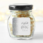 Moderne, hellgraue Silver Glitzer Edge Wedding Quadratischer Aufkleber<br><div class="desc">Dieser moderne Hochzeitsaufkleber zeichnet sich durch ein silbernes Imitat-Design am links Rand aus. Einfaches Anpassen des kohlegrauen Textes auf einem hellgrauen Hintergrund mit den Namen der Braut und des Bräutigams in handschriftlicher Kalligraphie über einen großen Ampere</div>