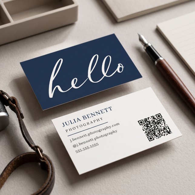 Moderne "Hello"-Schrift Visitenkarte (Simulated business cards on table)