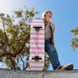 Moderne hellrosa Streifen Personalisiert Skateboard
