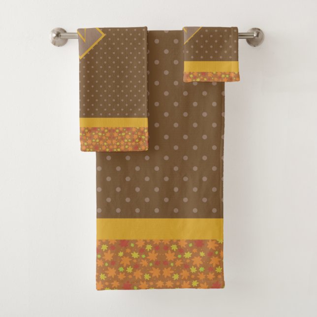Moderne Herbstlaub Monogram Brown Polka Dot Badhandtuch Set (Insitu)