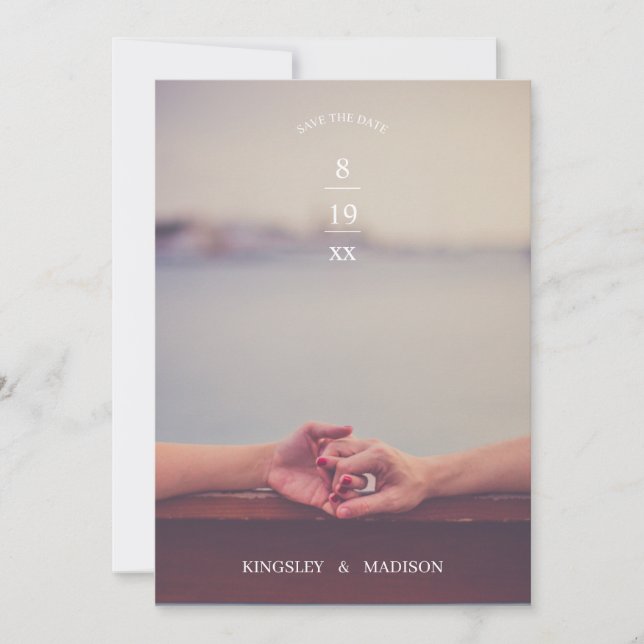 Moderne Hochzeit bei Händen speichern das Datum Save The Date (Vorderseite)