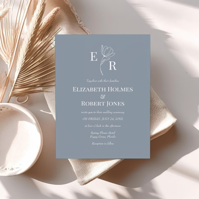 Moderne Hochzeit der Blauen Flora Einladung (Modern Dusty Blue Floral Monogram Wedding Invitation on a table with neutral boho decor.)