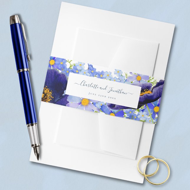 Moderne Hochzeit der Wildblume Einladungsbanderole (Modern blue summer floral watercolor wedding belly band with bride and groom names and wedding date)