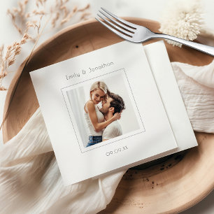 Moderne Hochzeit des Fotos auf dem Platz Serviette