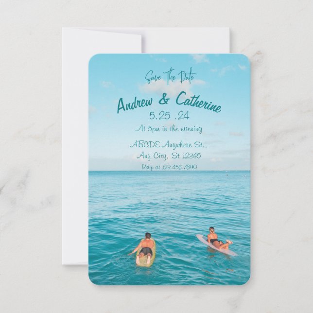 Moderne Hochzeit des Surfers im blauen Meer Einladung (Vorderseite)