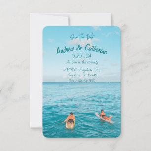 Moderne Hochzeit des Surfers im blauen Meer Einladung