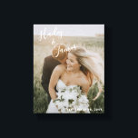Moderne Hochzeit im eleganten Foto Leinwanddruck<br><div class="desc">Moderne Hochzeitsgalerie verpackt Leinwand mit einem einfachen Design mit Ihren Namen in einem eleganten handgeschriebenen Drehbuch über die oben links und Ihr Hochzeitsdatum in der unteren rechten Ecke, über Ihrem Lieblings-Foto. Die schicke Handschrift fügt eine romantische Touch hinzu. Zeigen Sie Ihr Lieblingsfoto an Ihrem Empfang oder geben Sie es als...</div>