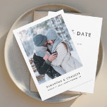 Moderne Hochzeit im eleganten Foto Save The Date<br><div class="desc">Elegante moderne Foto Hochzeit speichern Sie die Dattelkarte. Die Karte verfügt über ein modernes "Save the Date",  das in einen Schriftart Ihrer Wahl umgewandelt werden kann,  der hier verfügbar ist,  wenn Sie auf "Personalisieren" klicken.</div>