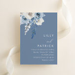 Moderne Hochzeit in Blau und Weiß Einladung<br><div class="desc">Moderne Dusty Blue & White Floral Wedding Einladung Siehe Matching Kollektion in Niche und Nest Store Vielen Dank</div>