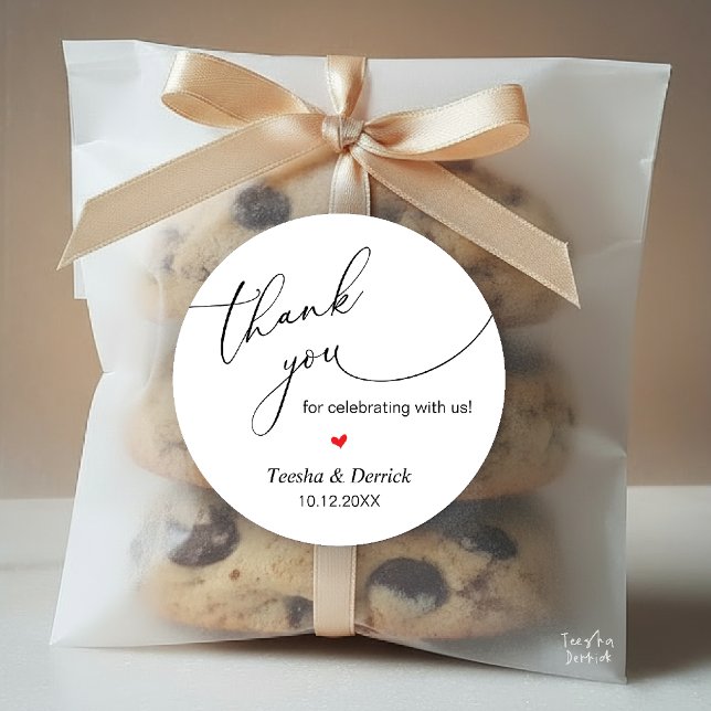 Moderne Hochzeit Minimalistisch Dankesgeschenke Runder Aufkleber (Modern Wedding Minimalist Thank You Gifts Classic Round Sticker in Black and White, Little Red Heart)