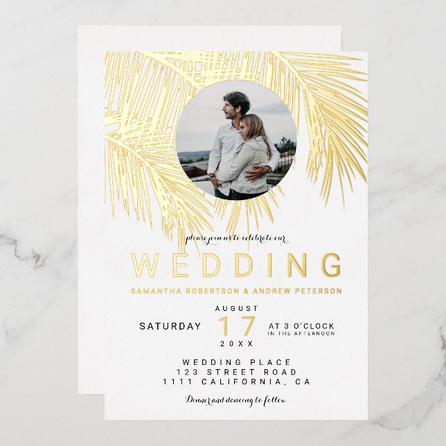 Moderne Hochzeit mit Goldpalme aus tropischem Foto Folieneinladung (Vorderseite/Rückseite)