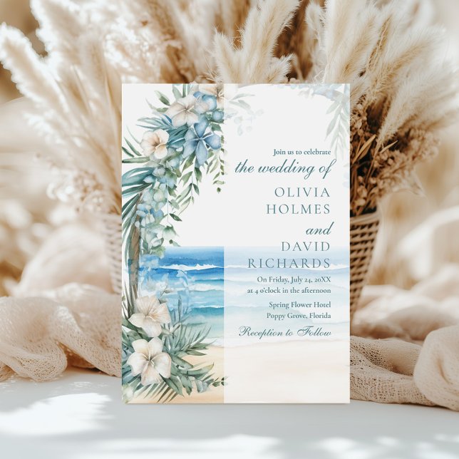 Moderne Hochzeit mit tropischem Strand und Blumens Einladung (Modern Tropical Beach and Floral Arch Wedding Invitation on a sunny table with white pampas grass.)
