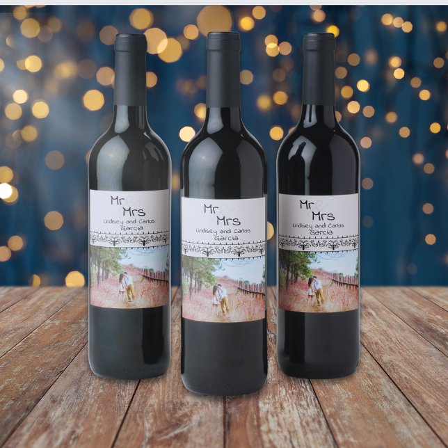 moderne Hochzeit und Verlobung Foto Mr. and Mrs. Weinetikett (Print your own photo from engagement of favorite photo on your wine bottles. Modern wedding)