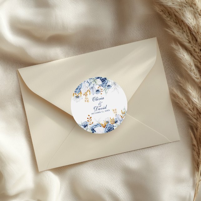 Moderne Hochzeiten in Blau und Gold Runder Aufkleber (Modern Blue and Gold Floral Wedding Classic Round Sticker on an elegant neutral wedding envelope.)