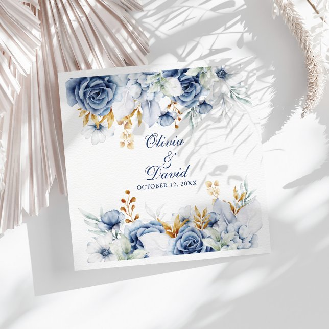 Moderne Hochzeiten in Blau und Gold Serviette (Modern Blue and Gold Floral Wedding Napkins on a sunny white table with neutral dry botanicals.)