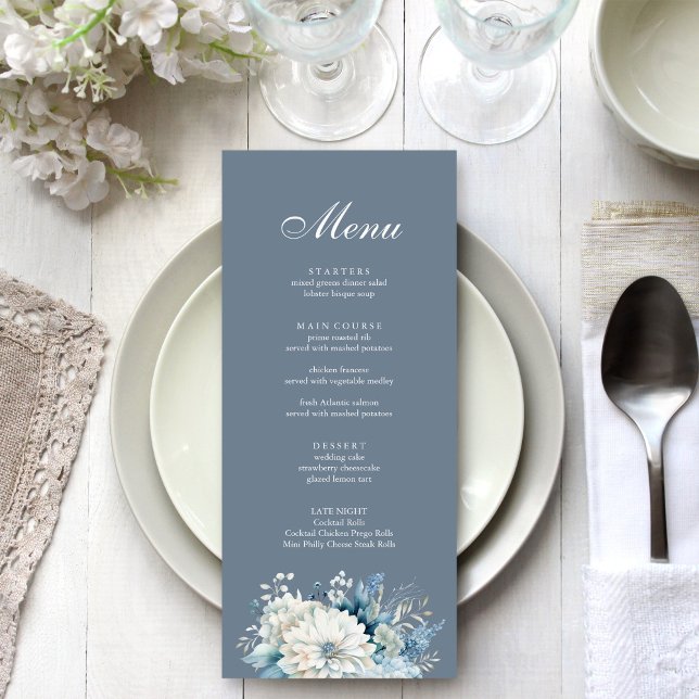 Moderne Hochzeiten von Dusty Blue Wildblumen Menükarte (Modern Dusty Blue Wildflowers Wedding Menu on a beautiful white and silver wedding table.)