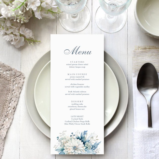 Moderne Hochzeiten von Dusty Blue Wildblumen Menükarte (Modern Dusty Blue Wildflowers Wedding Menu on a white and silver wedding table.)