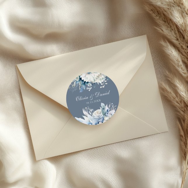 Moderne Hochzeiten von Dusty Blue Wildblumen Runder Aufkleber (Modern Dusty Blue Wildflowers Wedding Classic Round Sticker on a wedding envelope)