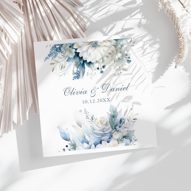 Moderne Hochzeiten von Dusty Blue Wildblumen Serviette (Modern Dusty Blue Wildflowers Wedding Paper Dinner Napkins on a sunny white table.)