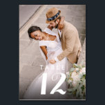 Moderne Hochzeitsempfehlung im eleganten Foto Tischnummer<br><div class="desc">Erleben Sie das Ambiente Ihrer Feier mit unseren eleganten, modernen Foto Wedding Reception Tischnummer Karten, die Ihre Gäste stilvoll zu ihren Plätzen führen. Die mit einem schönen Foto des glücklichen Ehepaares verzierten Karten ermöglichen es Ihnen, ein beliebtes Erlebnis oder eine Erinnerung zu präsentieren, was Ihrem Empfang eine persönliche Touch verleiht....</div>