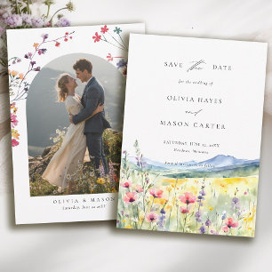 Moderne Hochzeitsfotos mit Wildblumen auf der Berg Save The Date