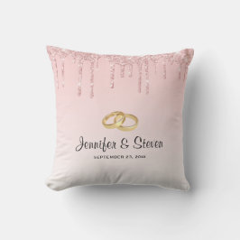 Moderne Hochzeitsringe und rosafarbener Glitzer Kissen