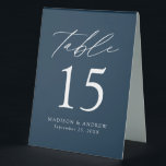Moderne Hochzeitssemble-Tischnummer Tischaufsteller<br><div class="desc">Trendy, minimalistische Zeltschilder auf der Hochzeitszelt mit modernen, weißen Schriftzeichen mit "Tisch" in moderner Kalligraphie-Schrift. Das Design verfügt über einen marinen Hintergrund oder eine Farbe Ihrer Wahl. Das Design wiederholt sich auf der Rückseite. Um die Tischnummer Zeltschilder zu bestellen: Personalisieren Sie Ihre Namen, das Hochzeitsdatum und die Tischnummer. Fügen Sie...</div>