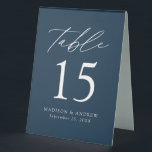 Moderne Hochzeitssemble-Tischnummer Tischaufsteller<br><div class="desc">Trendy, minimalistische Zeltschilder auf der Hochzeitszelt mit modernen, weißen Schriftzeichen mit "Tisch" in moderner Kalligraphie-Schrift. Das Design verfügt über einen marinen Hintergrund oder eine Farbe Ihrer Wahl. Das Design wiederholt sich auf der Rückseite. Um die Tischnummer Zeltschilder zu bestellen: Personalisieren Sie Ihre Namen, das Hochzeitsdatum und die Tischnummer. Fügen Sie...</div>