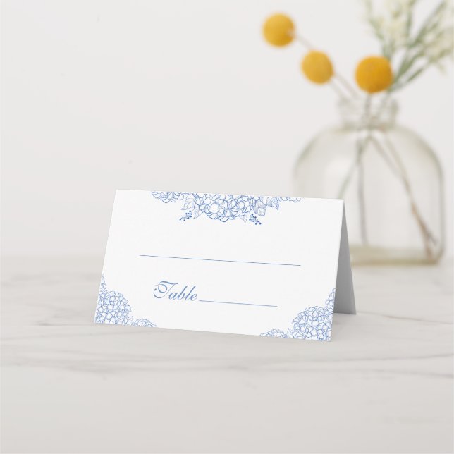 Moderne Hydrangea Dusty Blue Floral Wedding Platzkarte (Vorderseite)