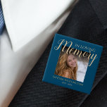 Moderne im liebenden Gedächtnis | Foto Memorial Bu Button<br><div class="desc">Das Abzeichen der Beerdigung 'In liebevollem Gedächtnis' wird Ihre Liebe zu einem guten Tribut machen. Mit dem Sprichwort "in liebevoller Erinnerung" ein Foto,  ihr Name und das Geburts-/Sterbedatum auf dunkelblauem Hintergrund. Schriftart Stile,  Größe und Farbe können durch Klicken auf den Link nach Personalisierung anpassen geändert werden.</div>