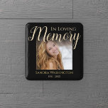Moderne im liebenden Gedächtnis | Foto Memorial Bu Button<br><div class="desc">Das Abzeichen der Beerdigung 'In liebevollem Gedächtnis' wird Ihre Liebe zu einem guten Tribut machen. Mit dem Sprichwort "in liebevoller Erinnerung" ein Foto,  ihr Name und das Geburts-/Sterbedatum auf schwarzem Hintergrund. Schriftart Stile,  Größe und Farbe können durch Klicken auf den Link nach Personalisierung anpassen geändert werden.</div>