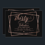 Moderne Imitat Rose Gold Drehbuch schwarz dreißig Einladung<br><div class="desc">Moderne Imitate Rose Gold Drehbuch geometrische dreißigste Geburtstagsfeier Einladung mit Wirbel Typografie und ein minimalen Imitat Rose Gold Streifen geometrische Rahmen auf elegante moderne Schwarz. Feiern Sie Ihren 30. Geburtstag!</div>