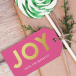 Moderne Imitate Foil Joame Name Christmas Geschenkanhänger<br><div class="desc">Machen Sie eine kühne Aussage in dieser Urlaubssaison mit diesen modernen,  farbenfrohen Geschenketiketten,  mit einfachen Typografie,  die JOY in Imitaten goldenen Folie liest. Die Hintergrundfarbe (in magentafarbenem Rosa dargestellt) kann auf Wunsch angepasst werden. Die Rückseite enthält ein passendes Muster von Imitaten goldenen Weihnachtsbäumen.</div>