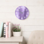 Moderne Imitate Licht-Amethyst-Lila Folie Große Wanduhr<br><div class="desc">Digitale Kunst gürtelhelle lila,  amethystische und lavender Imitate belichten digitale Kunstgrafik mit fett weißen Fett-Gesichtszahlen. Moderne Eleganz. Mädchenglasdesign. Das digitale Kunstelement aus gebürstetem Metall druckt wie ein Foto auf der Wanduhr.</div>